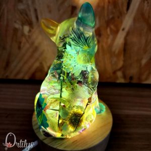 Veilleuse en résine en forme de bulldog, avec des fleurs séchées à l'intérieur de coloris jaune et bleu