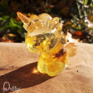 Veilleuse en forme de licorne remplie de fleurs jaunes