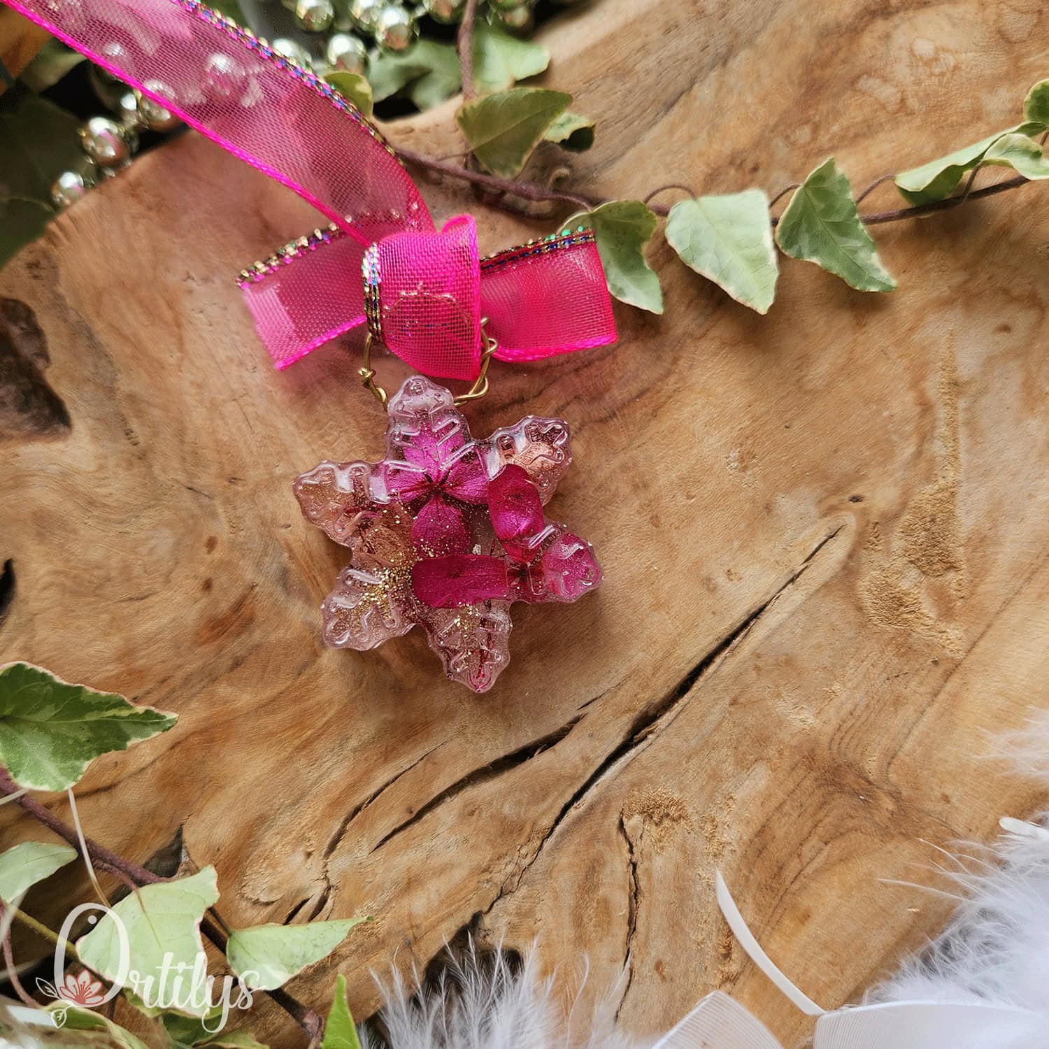 un flocon en résine, a 6 branches de la même taille, de couleur bordeaux