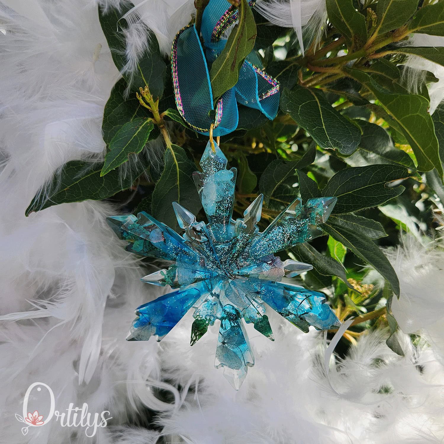 une étoile a 12 branches, de couleur turquoise