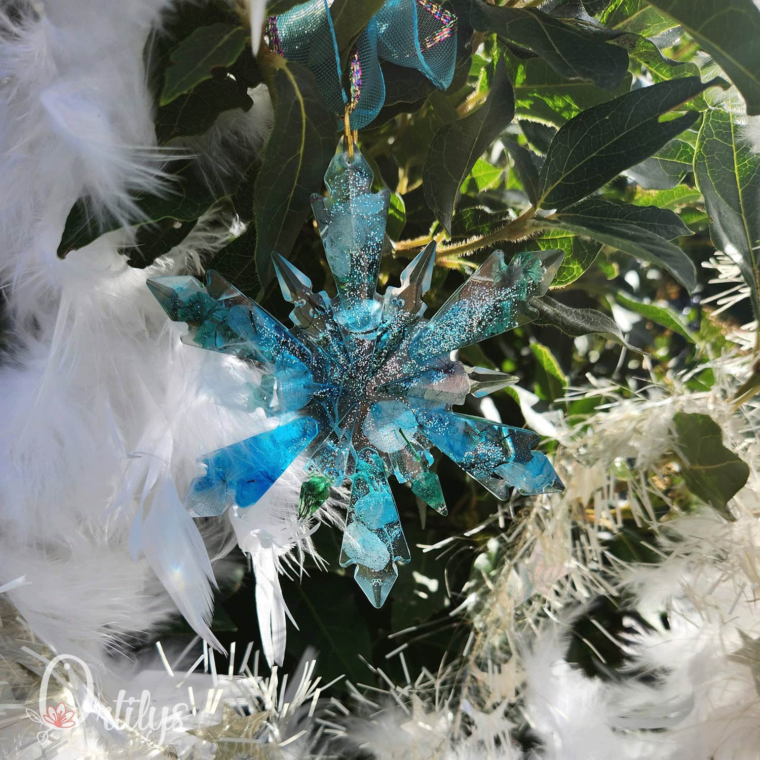 une étoile a 12 branches, de couleur turquoise
