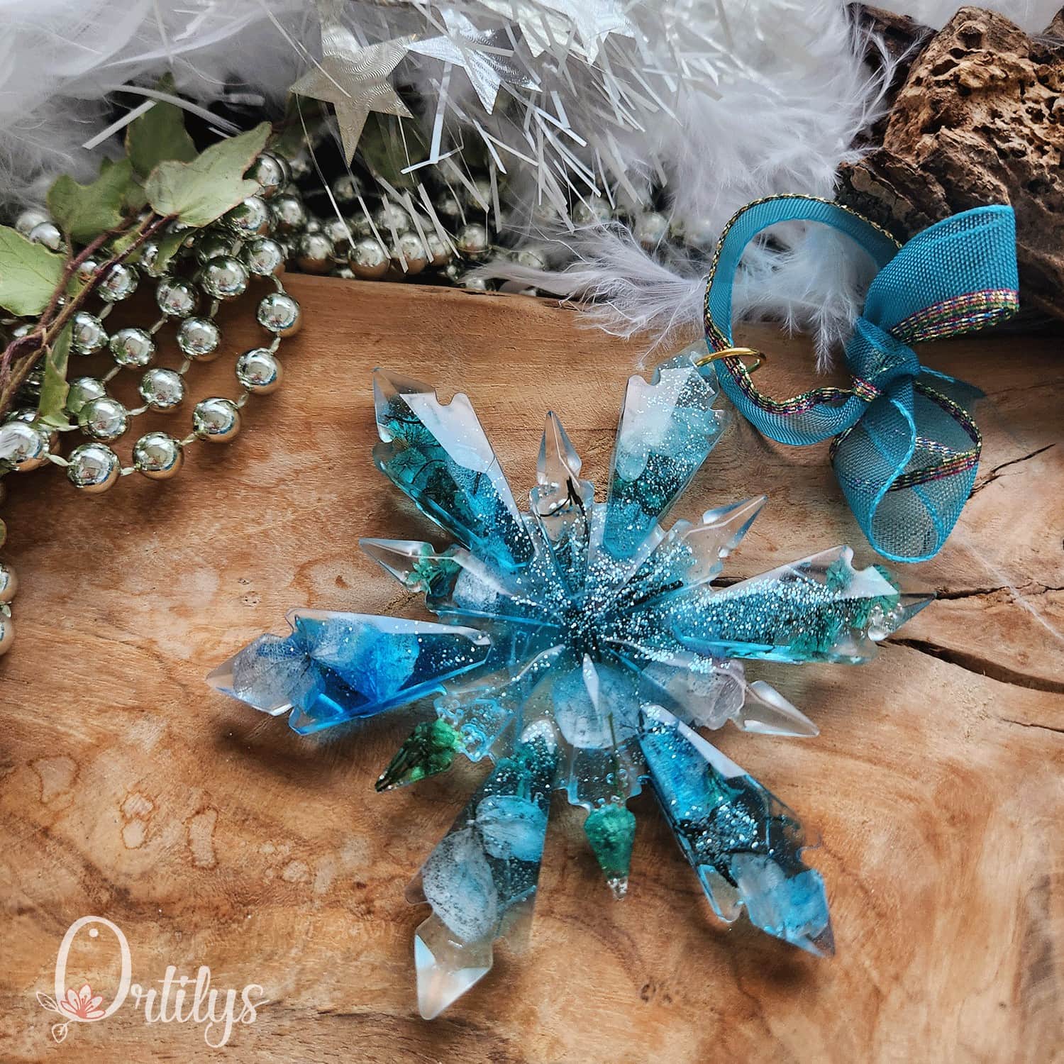 une étoile a 12 branches, de couleur turquoise
