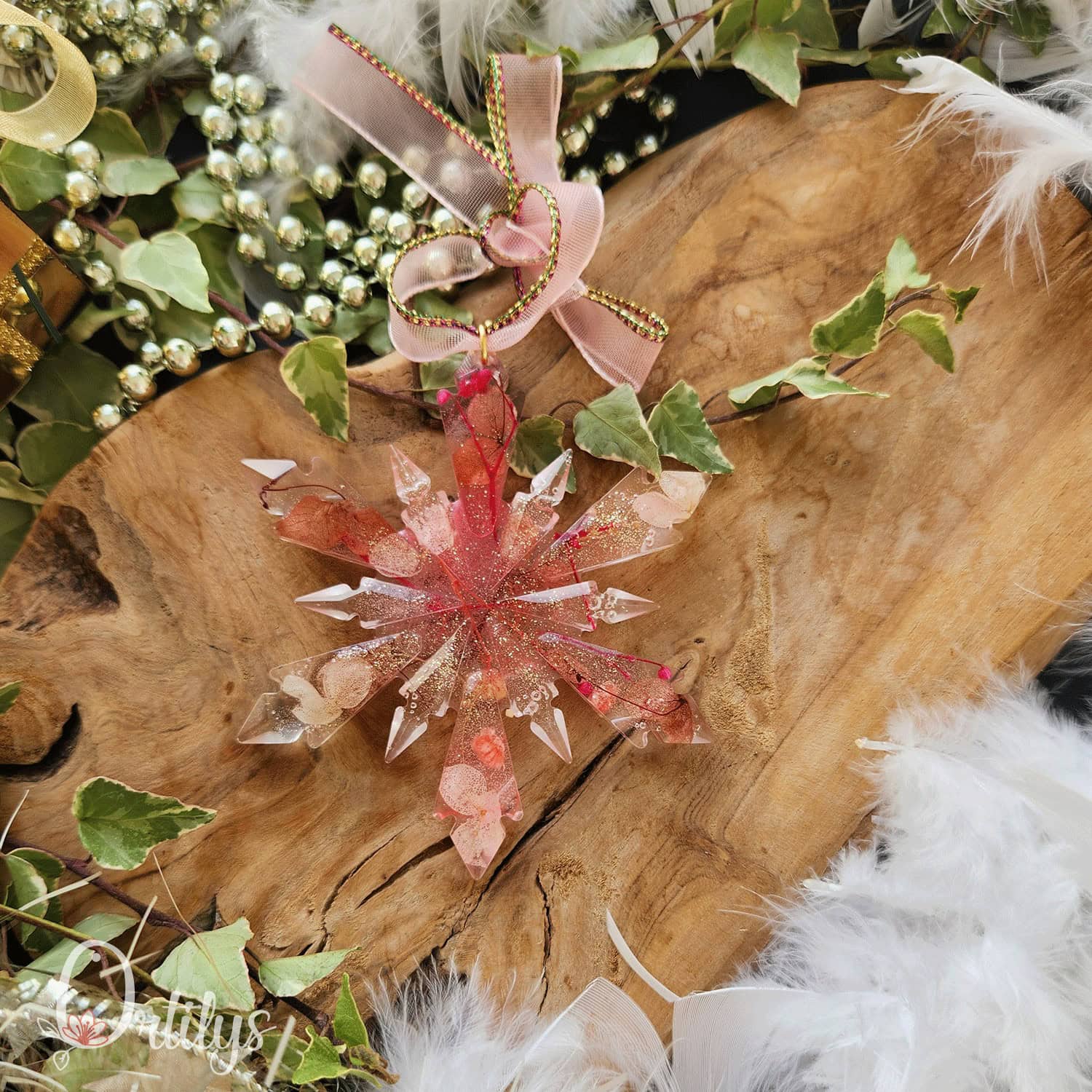 une étoile a 12 branches, de couleur rose pâle