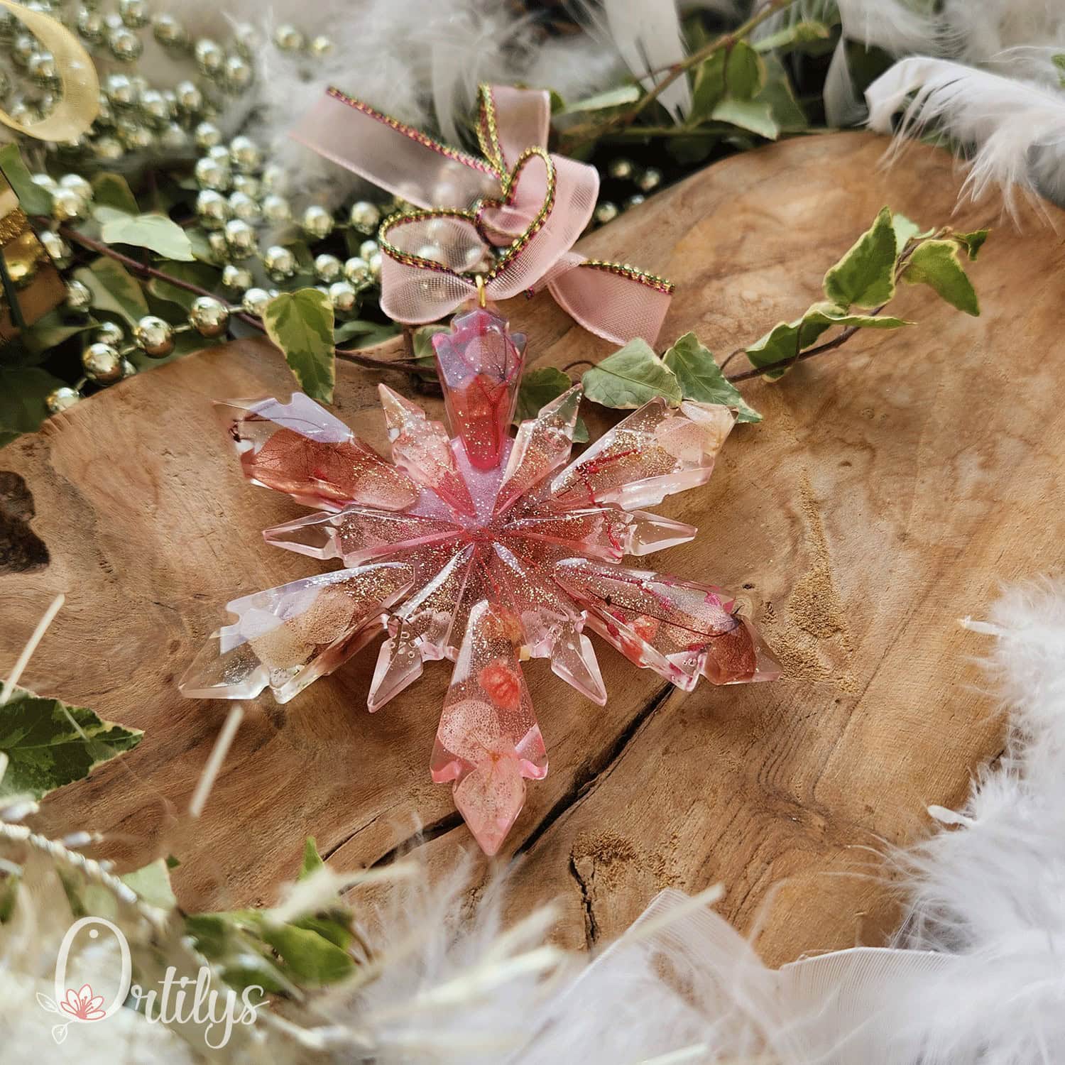 une étoile a 12 branches, de couleur rose pâle