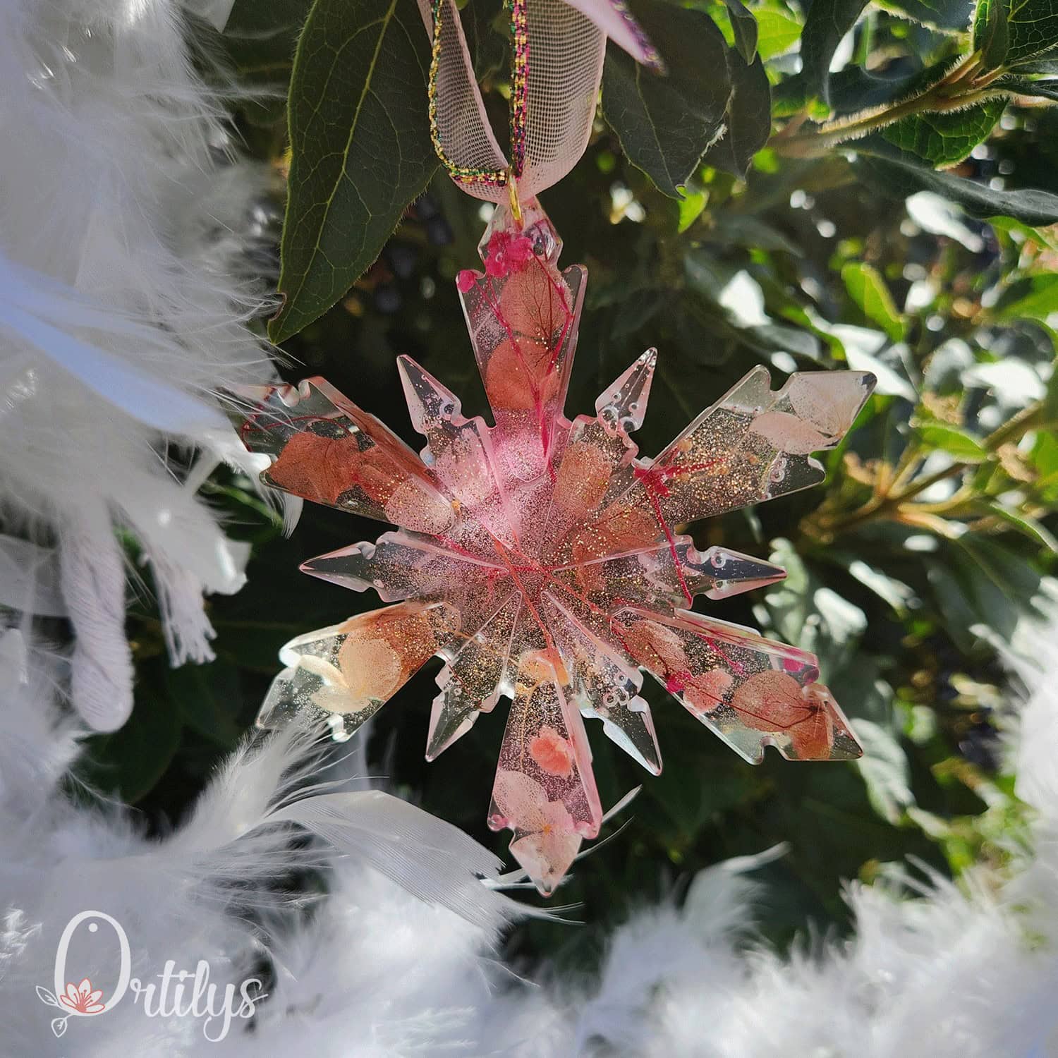 une étoile a 12 branches, de couleur rose pâle
