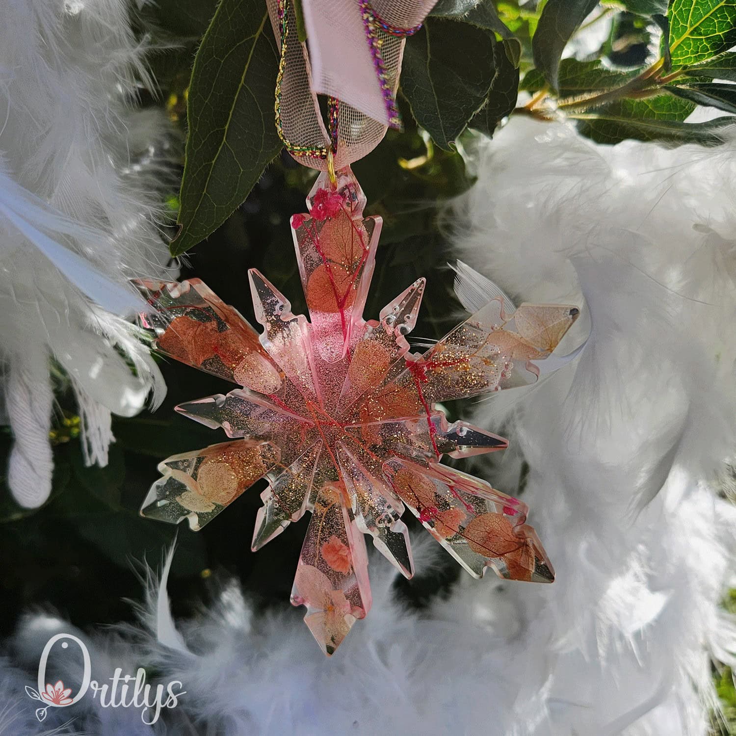une étoile a 12 branches, de couleur rose pâle