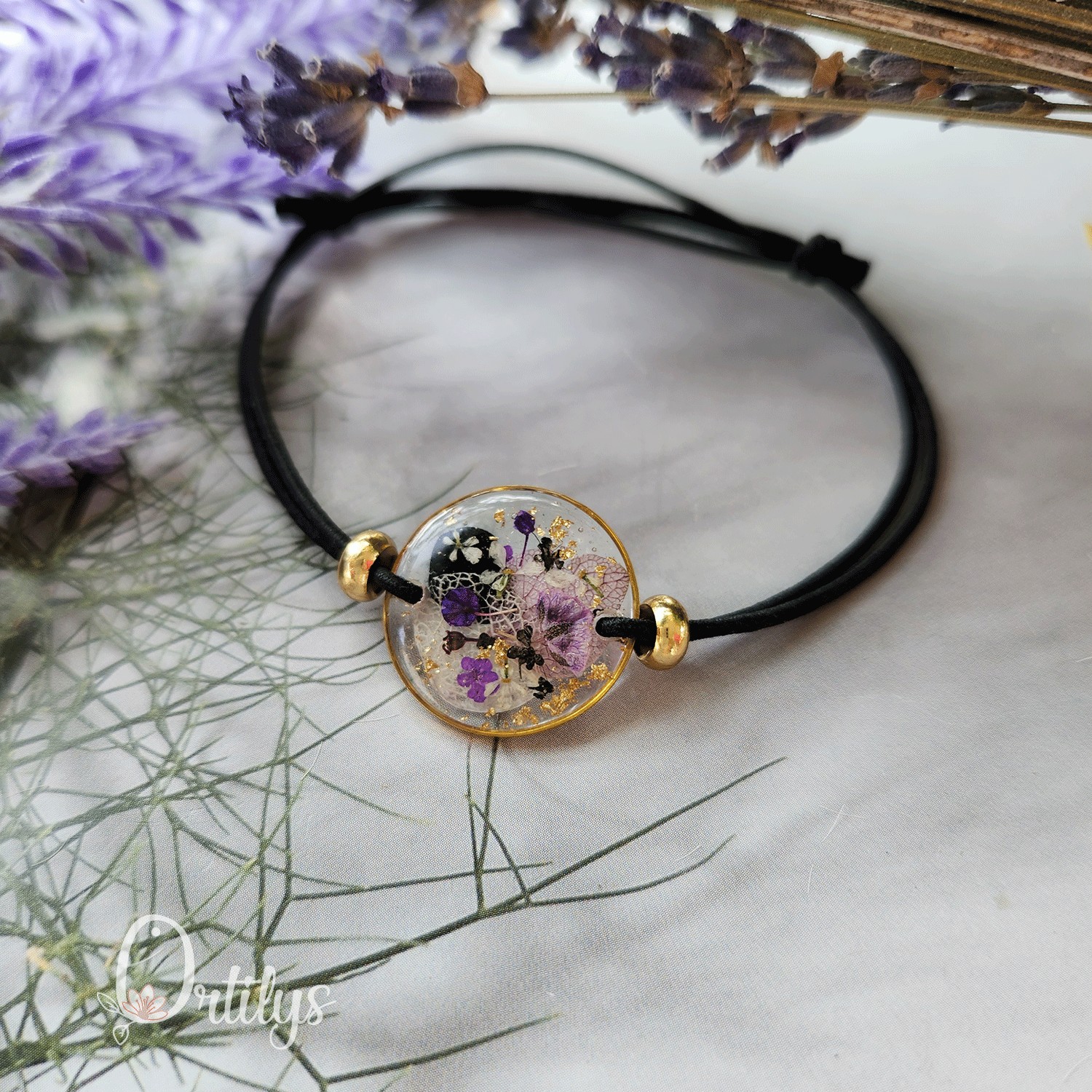 Bracelet cordon POÈME or fleurs violettes, noires et blanches
