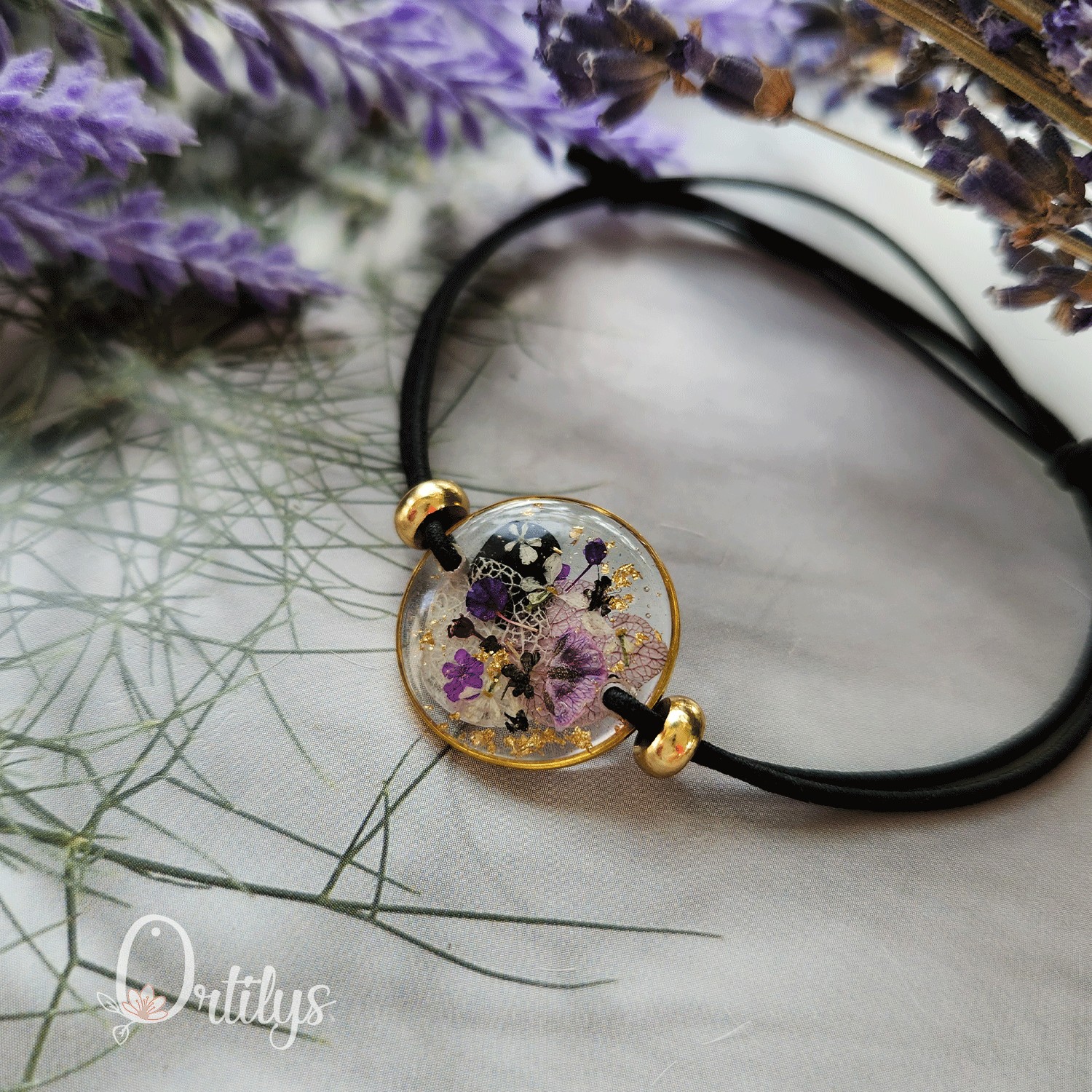 Bracelet cordon POÈME or fleurs violettes, noires et blanches – Image 3