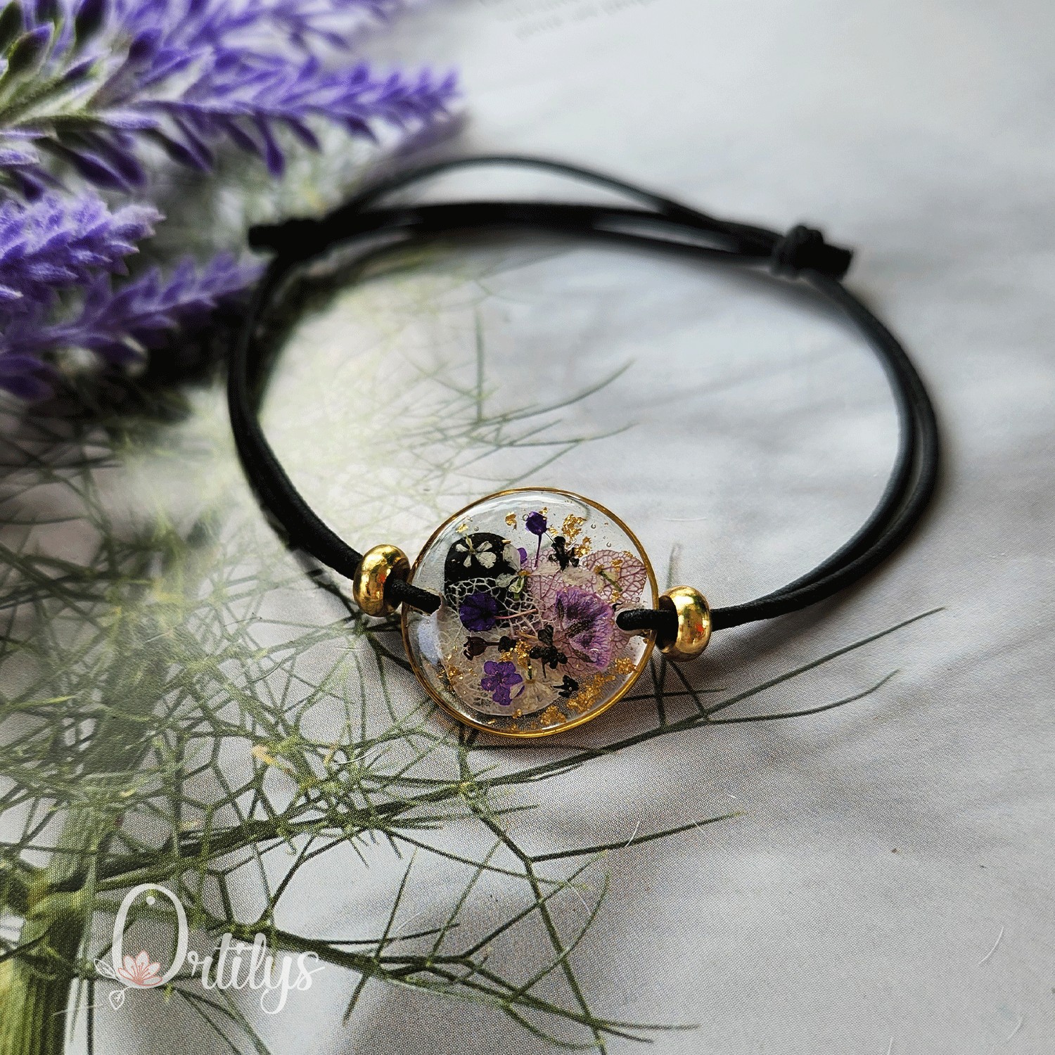Bracelet cordon POÈME or fleurs violettes, noires et blanches – Image 7