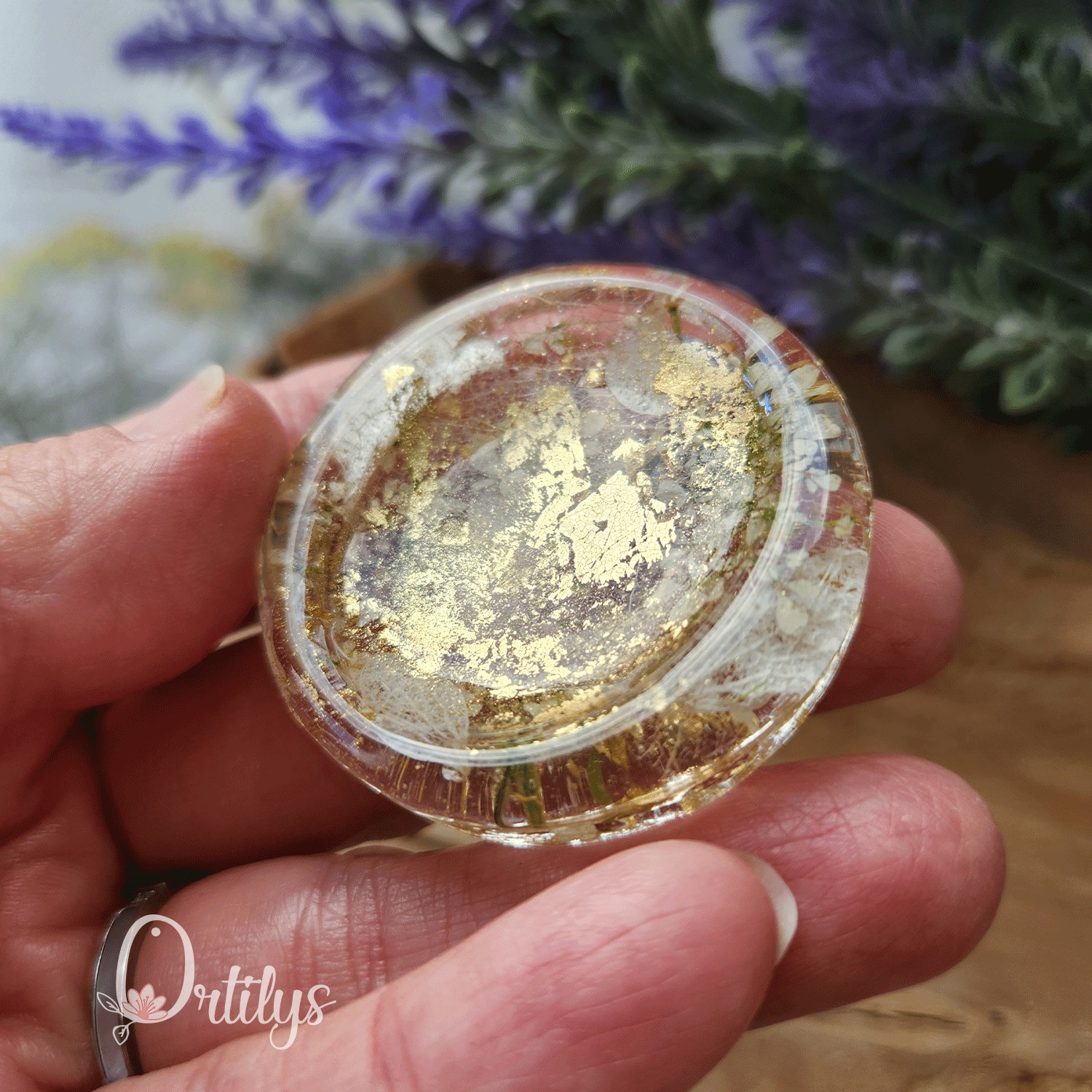 Worry stone "ALIZĂ" blanche et feuilles d'or - Creux moyen đșđș