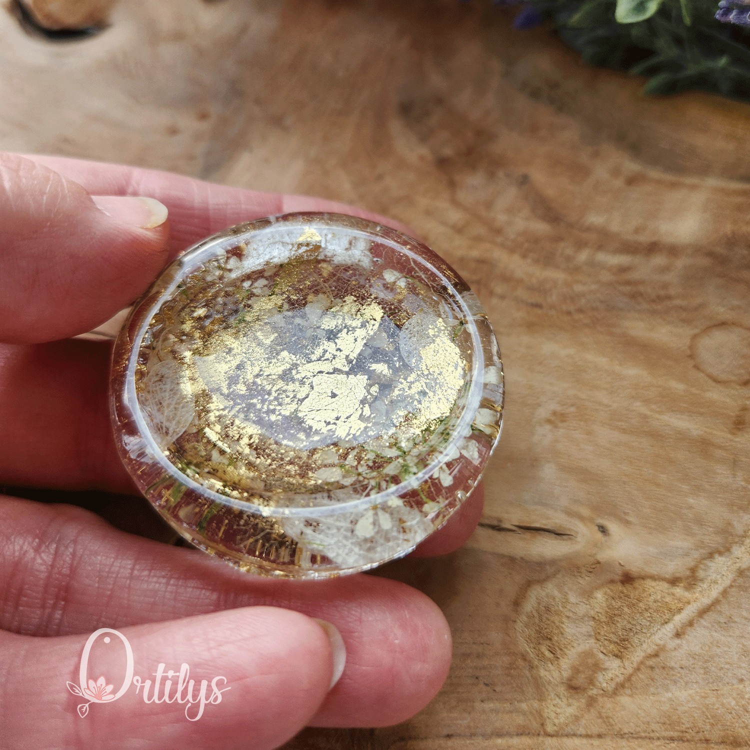 Worry stone "ALIZĂ" blanche et feuilles d'or - Creux moyen đșđș â Image 5